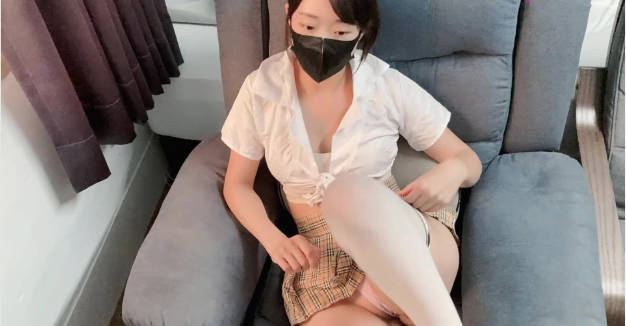 【SSRPeach】台湾清华大学外文系臀后健身教练「Ellie」OF剧情私拍“你想要被脚趾夹吗？”白色丝袜短裙学妹淫欲足交