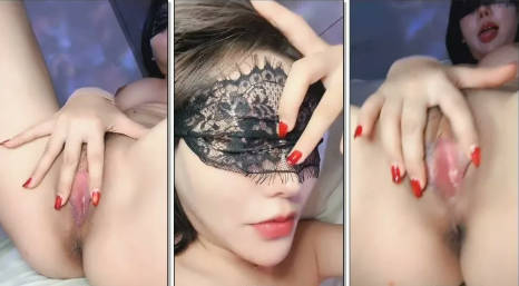 御姐小骚妇穿着丝袜高跟诱惑狼友，有露脸揉奶玩逼看特写，淫声荡语互动撩骚，特写展示骚逼，浪叫呻吟好骚啊
