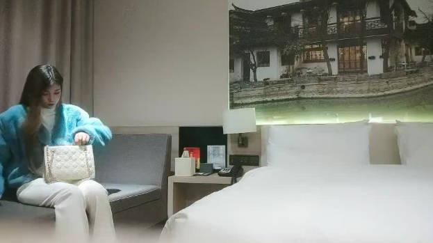 肉肉外围小少妇 吸吮奶子揉捏 镜头前深喉口交  上位骑乘抽插  撞击猛操搞哭了