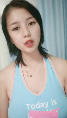 童颜巨乳 新人报道 谁玩谁过瘾 衣服往上一撩 巨乳尤物就呈现 让人蠢蠢欲动 春心难眠！