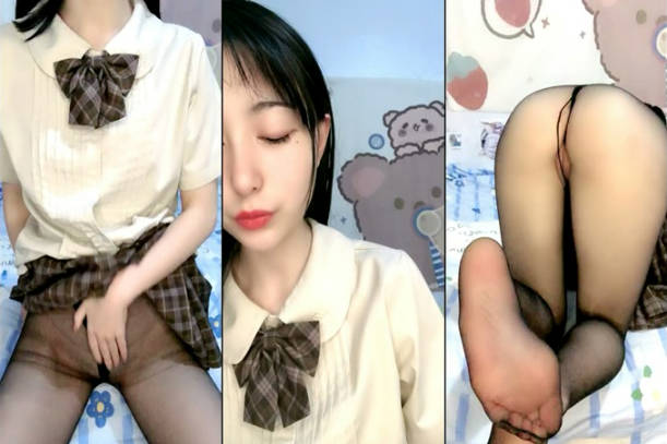 颜值区优质清纯系嫩妹玩大转盘 撩短裙黑丝肥臀 没穿内裤超嫩小穴  小尺度诱惑 抬双腿若隐若现 极度诱惑