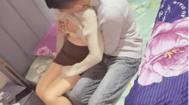 【原创】看着老婆在我们婚房床上被前男友操，居然还让我给他们舔交处!