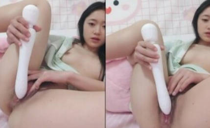清纯校园女神，家中下海：当一个女孩拿着肉棒自慰快要高潮的时候，妈妈突然推门进来，你什么反应当场社死呀