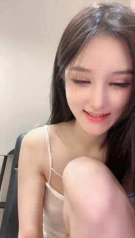 高顏值極品9分校園女神,這長相比明星壹點也不差,漂亮大眼睛會說話,脫下內內露小茓