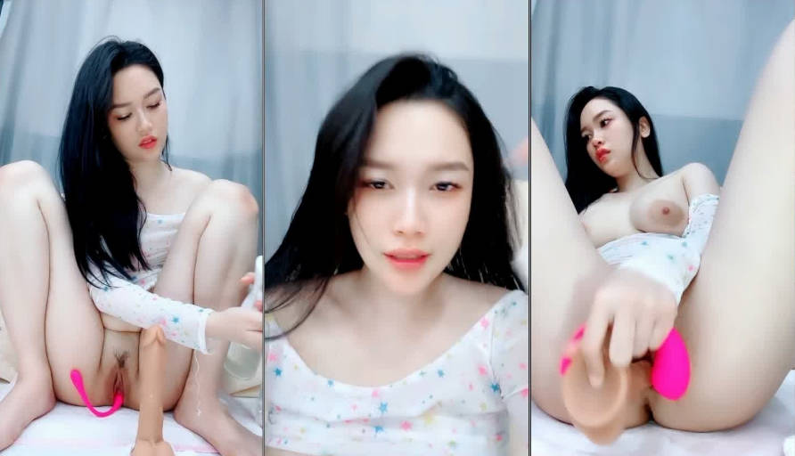 妩媚销魂淫水多多的宝贝全程露脸激情大秀直播，揉奶玩逼跳蛋道具齐上不停抽插骚穴，浪叫不止表情好骚喷水了