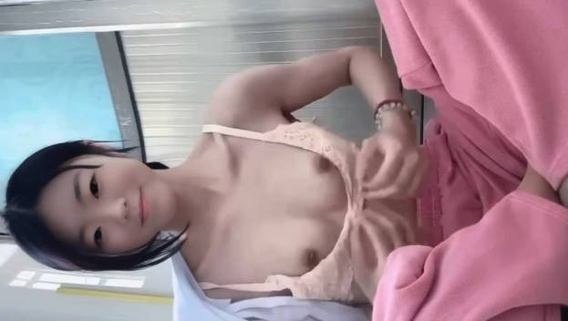 现在的大学生真开放！广州暨南大学05年小母狗极品白虎馒头逼女大「钟绮晴」被男友投稿性爱视频，应征夫妻一起玩交换