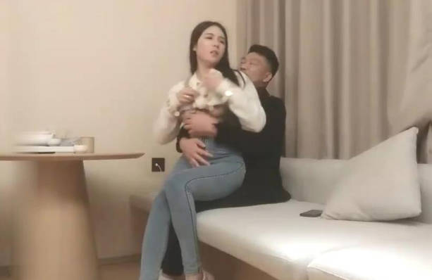约了个颜值不错丰满白衣少妇，沙发扣逼床上口交大力猛操，很是诱惑喜欢不要错过