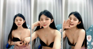 颜值不错的白虎逼小少妇全程露脸伺候蒙面大哥激情啪啪，口交大鸡巴激情上位让大哥玩弄骚奶子，眼神迷离真骚